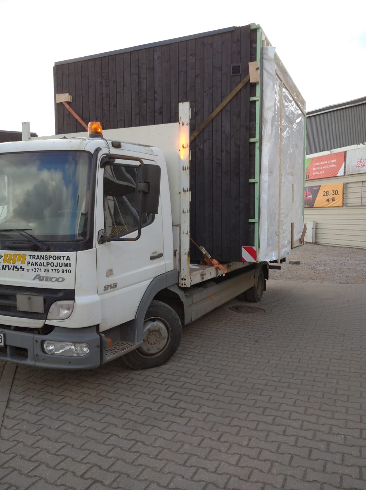 Mercedes Atego 818 с модульным домиком на платформе