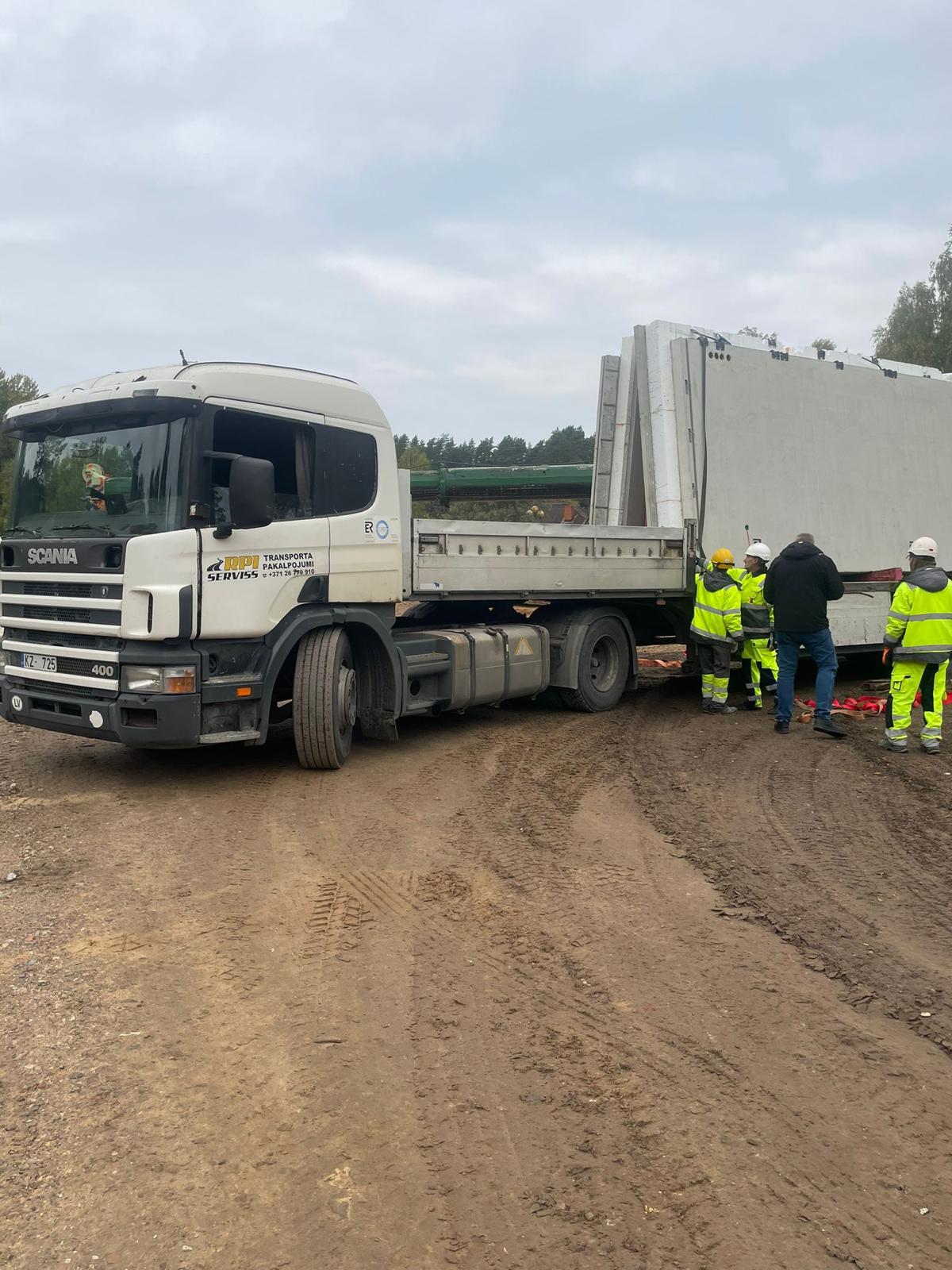 Scania с бетонными панелями на стройплощадке