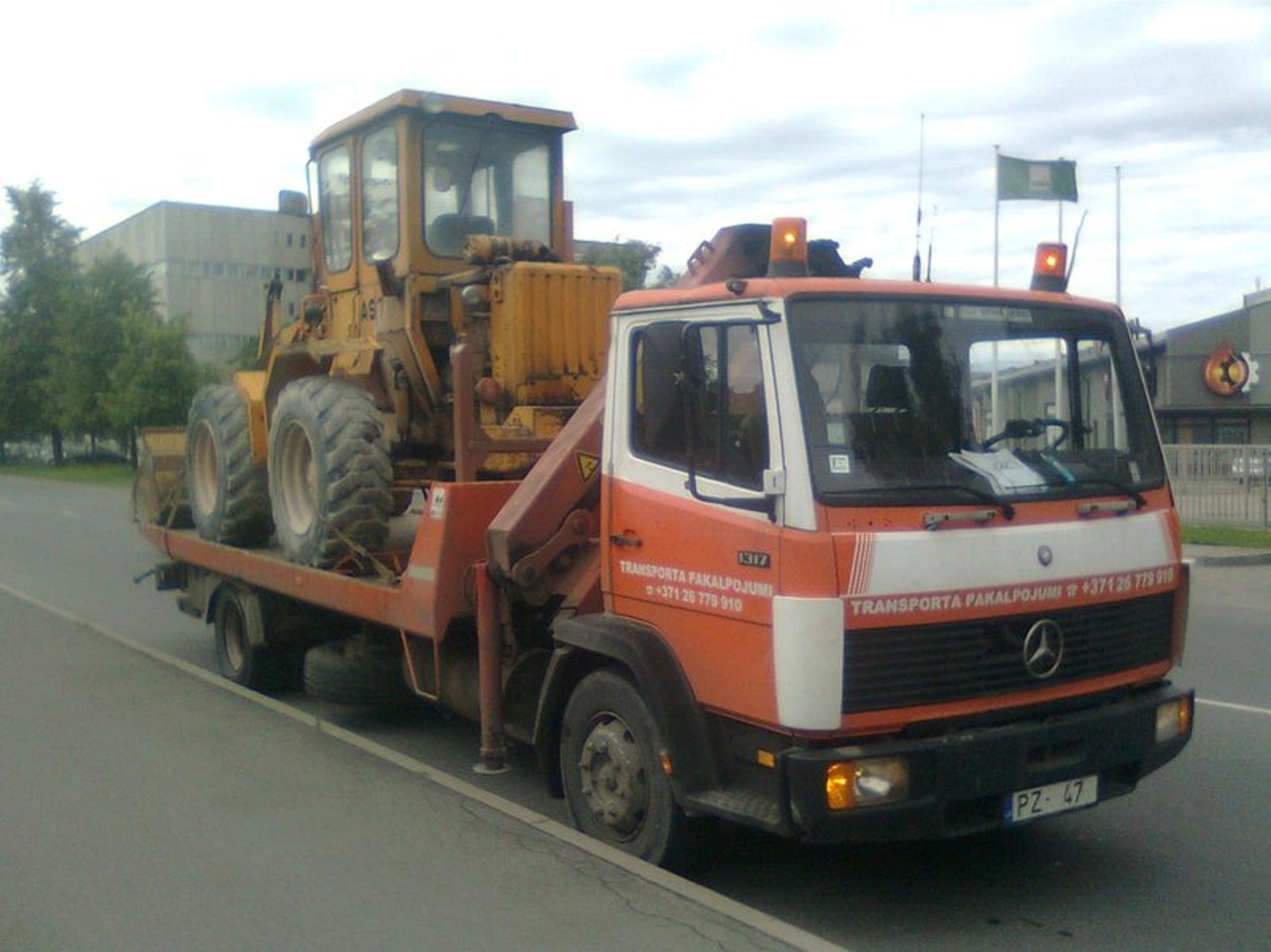 Mercedes 1317 с погрузчиком на платформе