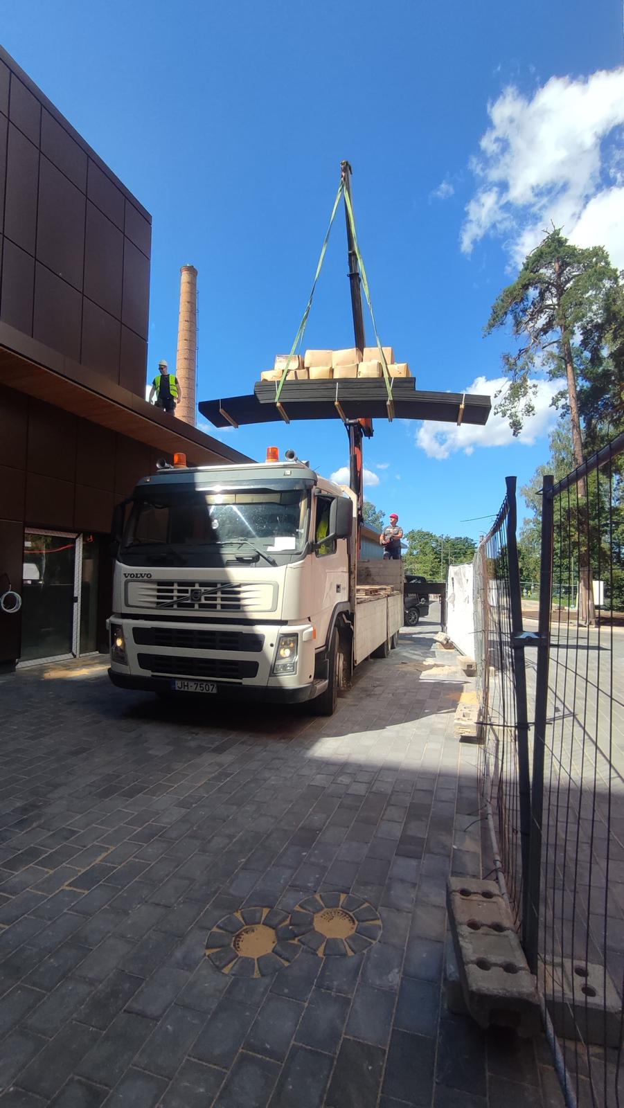 Volvo FM12 (JH-7507) подаёт стройматериалы манипулятором